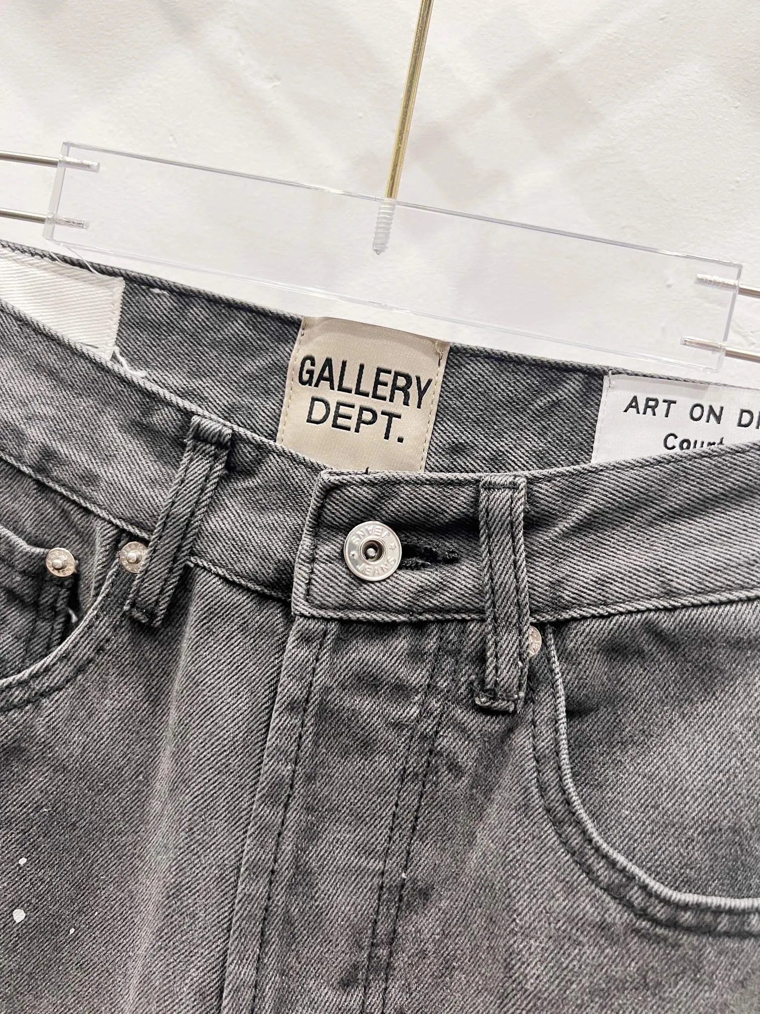 P240 Style number: (A001) GALLERY DEPT. 2025 new splash-ink hand-painted letters splicing couple style loose washed flared jeans 🔥High version🔥High version🔥 Top ceiling quality Styles with different washed textures are very friendly to people with thin legs and thick legs. The slightly flared version is very flattering. Moderate length that never goes out of style, easy to match with casually, basic styling for various styles, a must-have in the wardrobe! The fabric is stiff but also makes the upper body soft without losing texture. The washing process is even more perfect. It is a must-have item for everyone! ! ! Washed wheat, tag, pants label, three complete labels Color: washed black, washed blue Size: 28, 30, 32, 34 (four sizes)